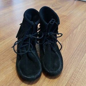 Minnetonka Black Fringe Booties Size 10